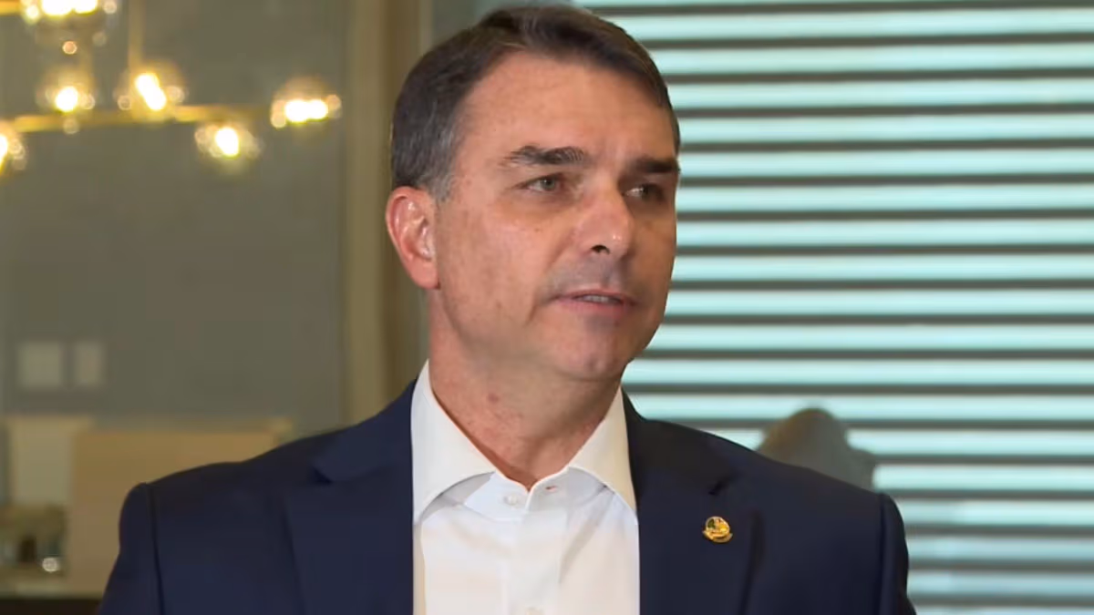 Imagem de Flávio Bolsonaro celebra vantagem sobre Lula em pesquisa de 2º turno