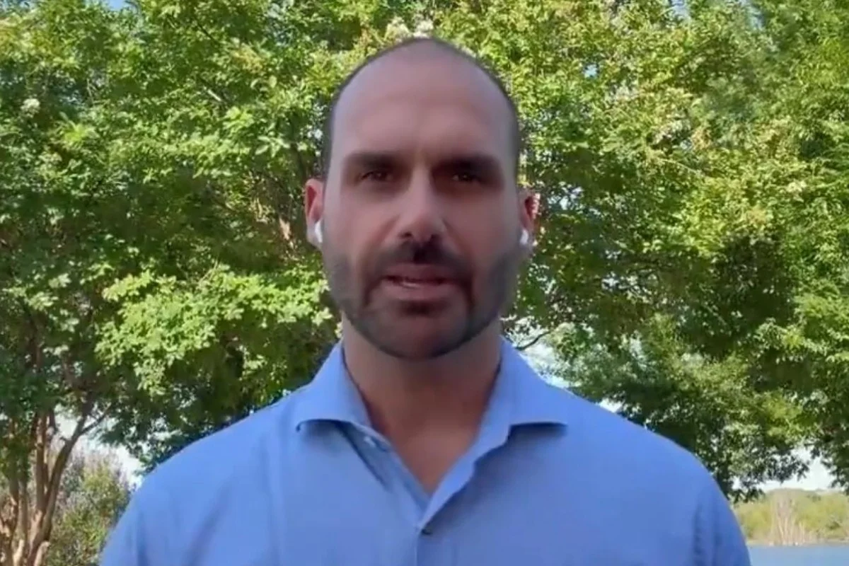 Imagem de Eduardo Bolsonaro ironiza viagem de Lula à Malásia: “Voltou apenas com uma foto com Trump”