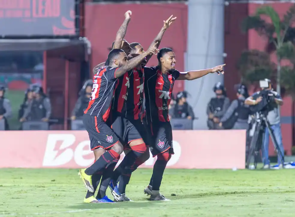 Imagem de Vitória elimina Flamengo no Barradão e avança às oitavas da Copa do Brasil