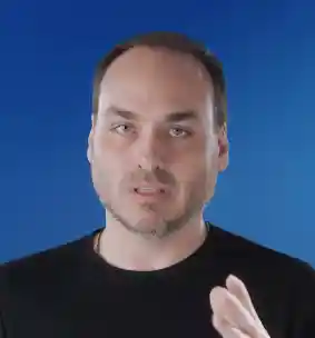 Imagem de "Nem mesmo um abraço pode receber dos filhos", diz Carlos ao lembrar um ano da prisão de Bolsonaro