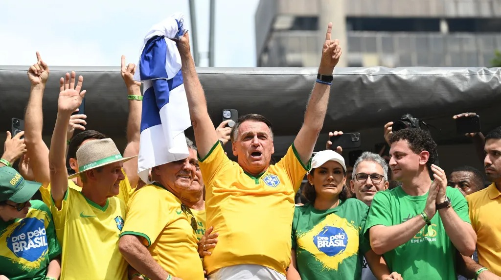 Direita supera engajamento de centro e esquerda juntos nas redes sociais; governo Lula enfrenta falta de articulação on-line