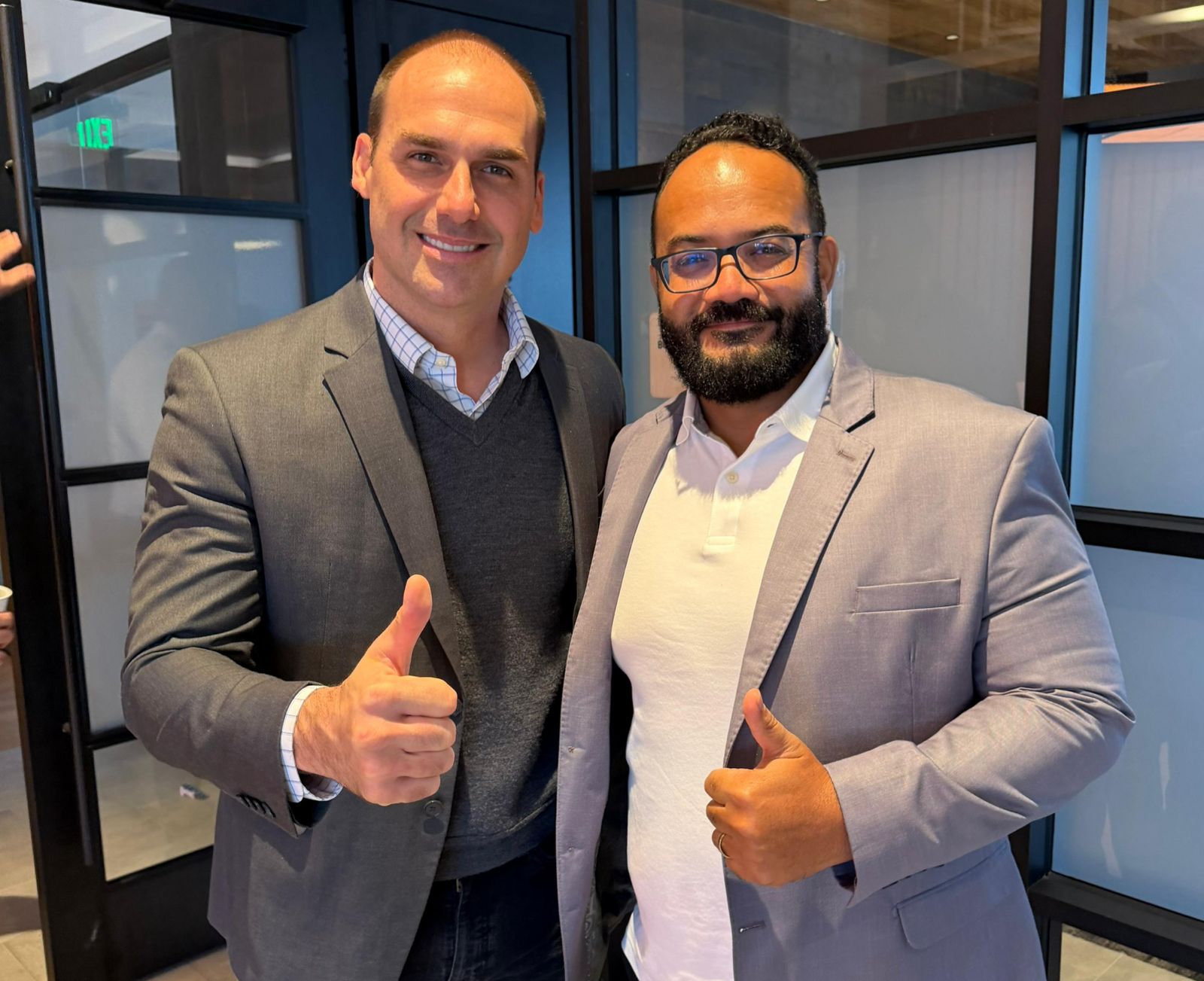 Imagem de Leandro de Jesus se encontra com Eduardo Bolsonaro nos EUA, que enfatiza luta para vencer o PT na Bahia e no Brasil