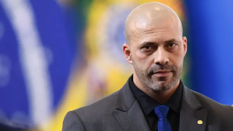 Imagem de Daniel Silveira deixa prisão após decisão de Moraes e cumpre pena em regime aberto