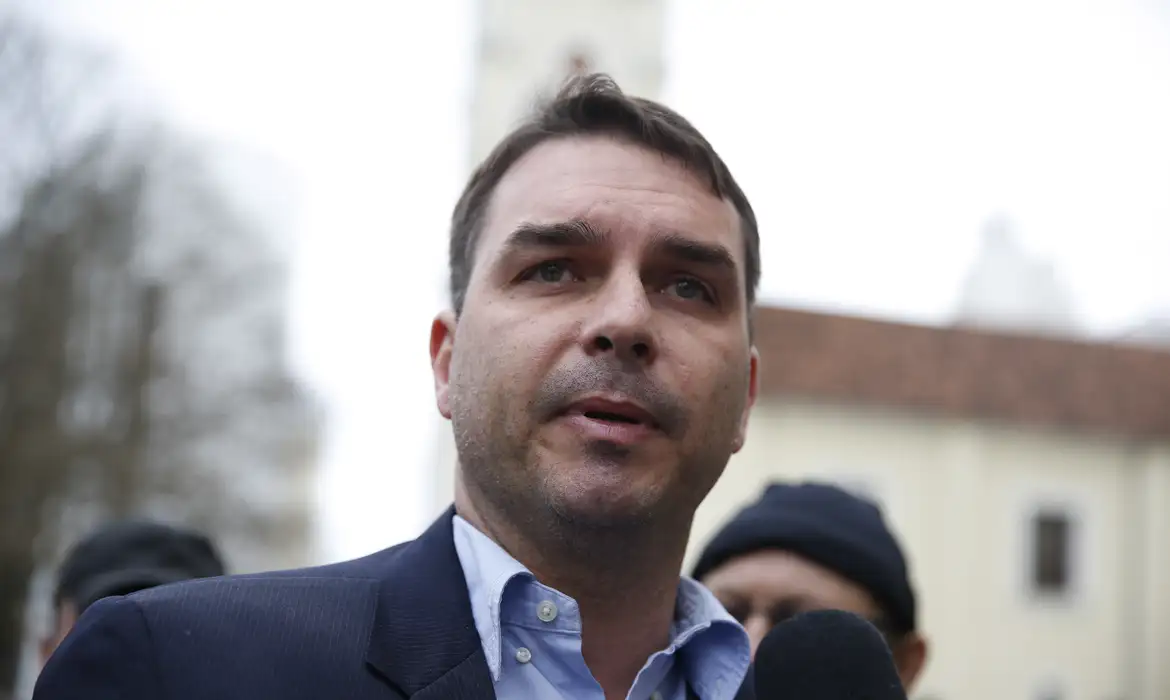 Imagem de Flávio Bolsonaro visita pai na PF após confirmação de candidatura à Presidência em 2026