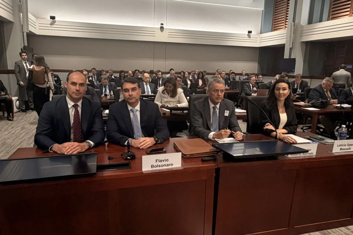 Imagem de Flávio Bolsonaro pede aos EUA que adiem tarifa sobre produtos brasileiros
