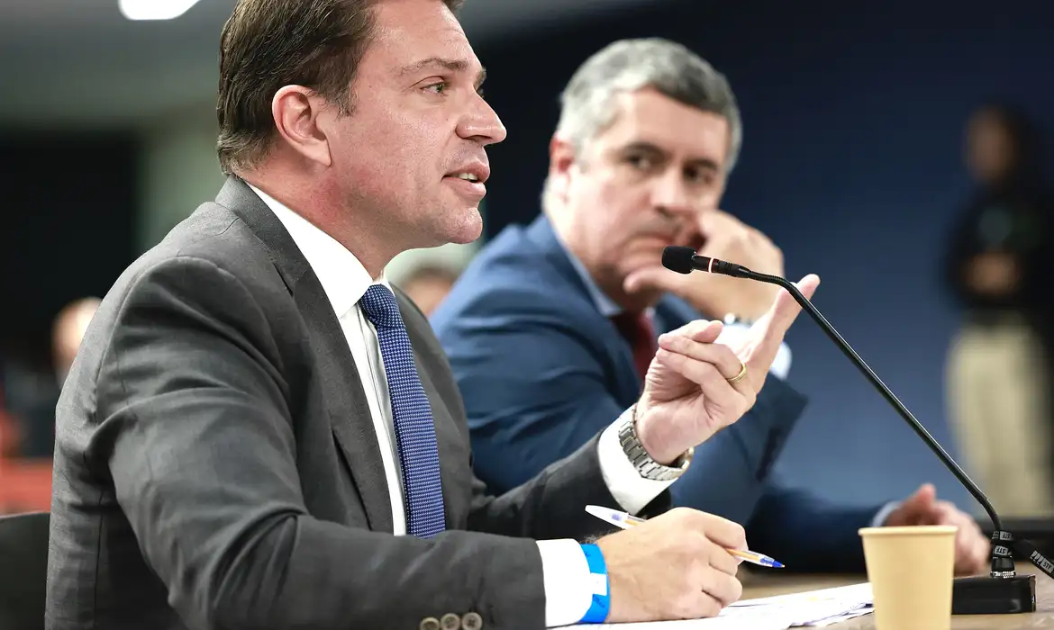 Imagem de Ramagem usa votos de Moraes e Dino para tentar reduzir responsabilidade no 8 de janeiro