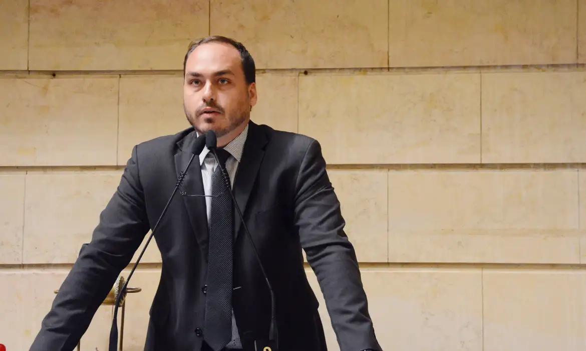 Imagem de Carlos Bolsonaro encerra ciclo no Rio e parte para missão em Santa Catarina rumo ao Senado