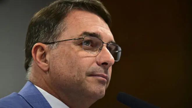 Imagem de Valdemar articula aproximação entre Flávio Bolsonaro e Michelle após desentendimento no PL