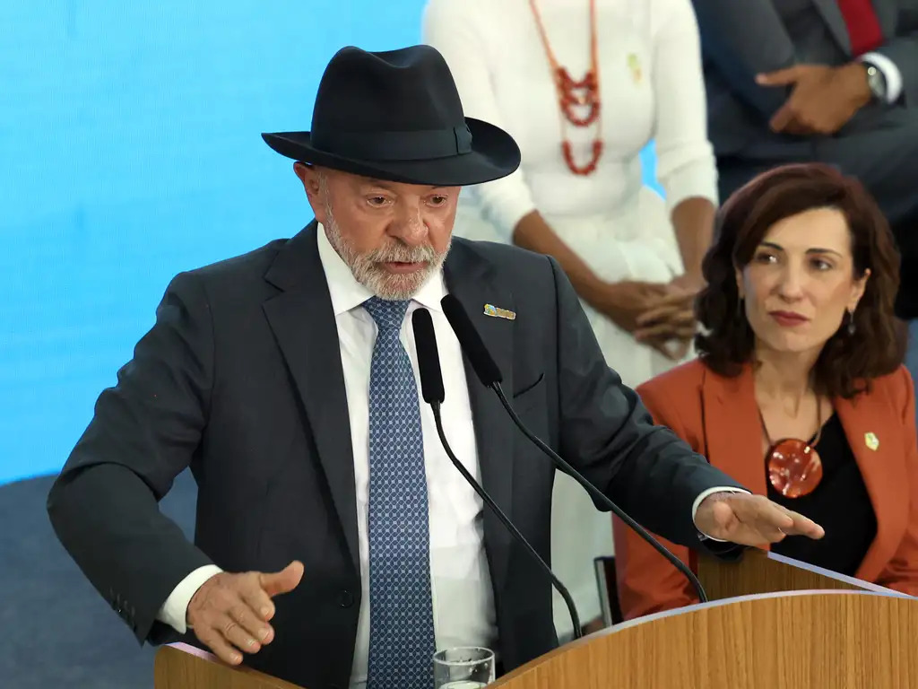 Imagem de Lula é flagrado dando bronca em Mauro Vieira por chegar cedo a reunião no G7