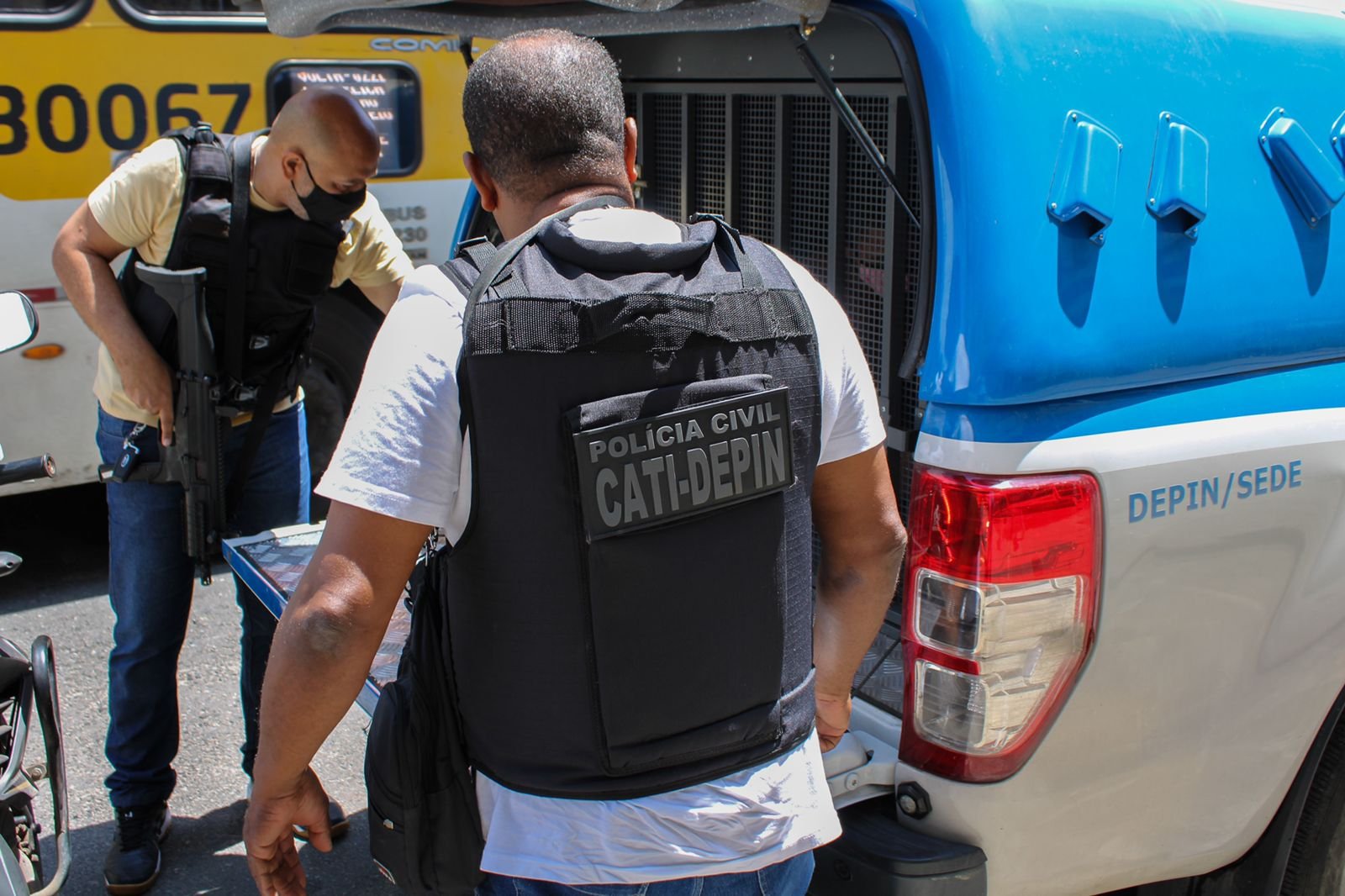 Criminosos tentaram roubar o carro em que ele viajava com a família