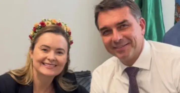 Imagem de Eduardo Bolsonaro apoia Júlia Zanatta para vice de Flávio em 2026