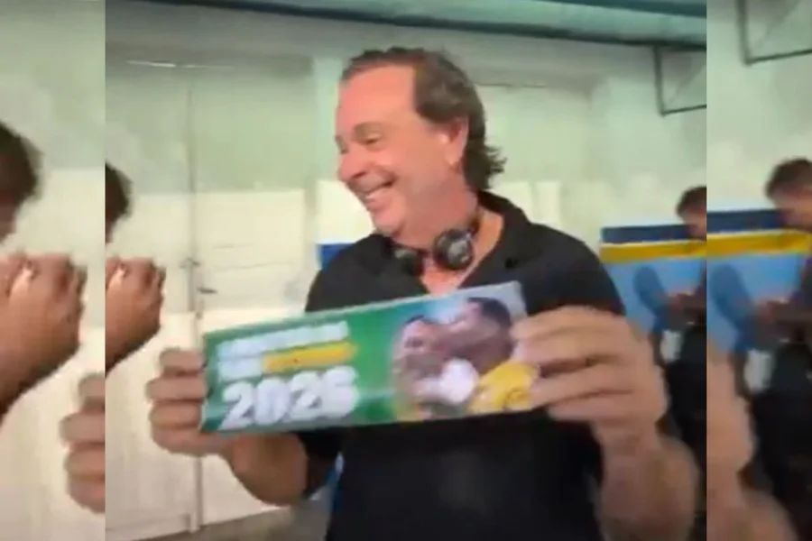 Imagem de Gilson Machado distribui adesivos pró-Flávio Bolsonaro durante o Carnaval