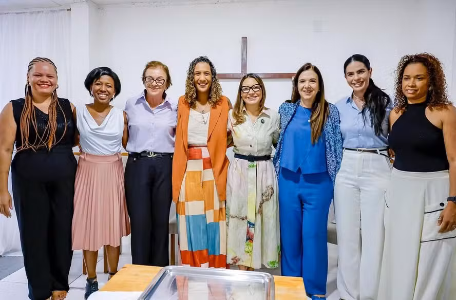 Primeira-dama Janja ao lado da ministra de Igualdade Racial, Anielle Franco e da primeira-dama da Bahia, Tatiana Velloso em encontro com mulheres evangélicas na periferia de Salvador nesta quinta-feira