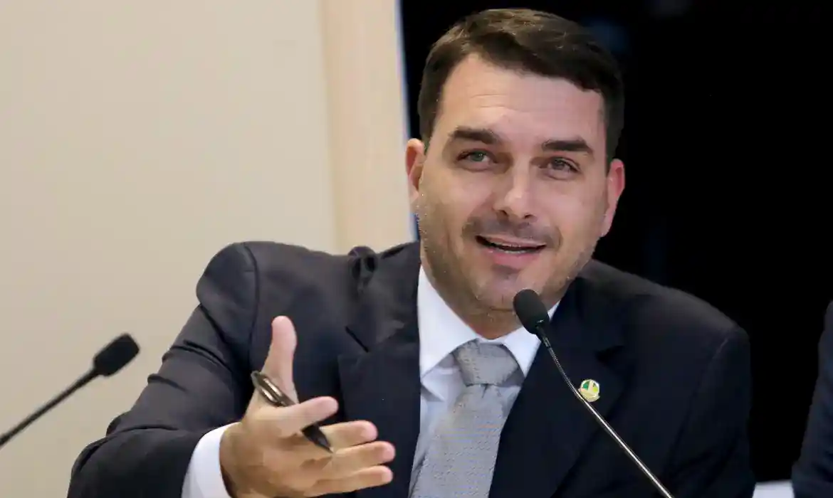 Imagem de Flávio critica alta dos preços e diz que brasileiros já parcelam até alimentos