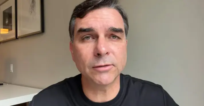 Imagem de Flávio Bolsonaro diz que reconhecerá resultado das urnas e cobra atuação imparcial do TSE
