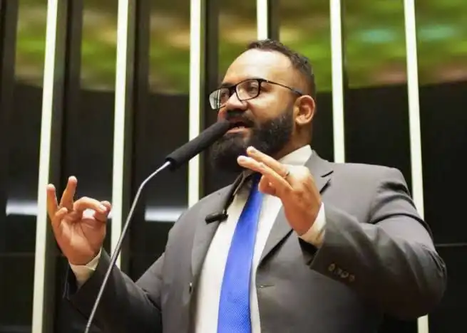 Imagem de Após sanção a Moraes, deputado propõe moção de aplausos a Donald Trump e comenda a Eduardo Bolsonaro na Assembleia