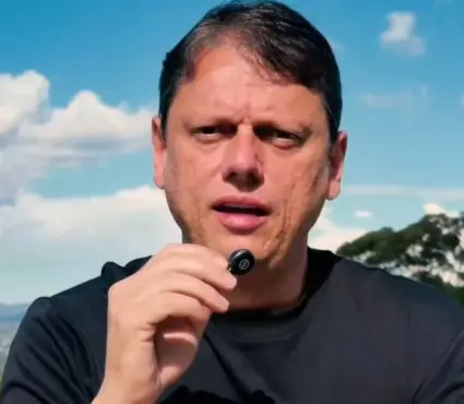 Imagem de Tarcísio chama desfile pró-Lula de “propaganda descarada” e cobra isonomia da Justiça Eleitoral