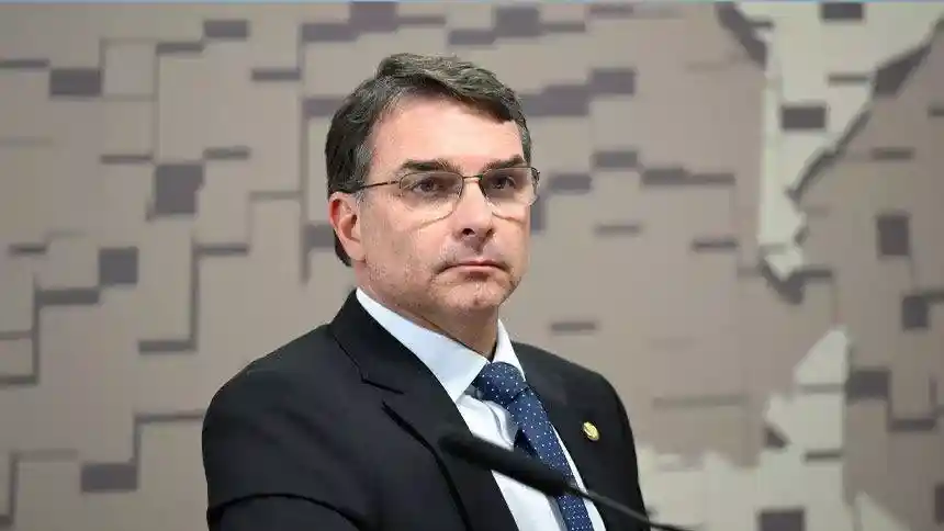 Imagem de Flávio antecipa viagem aos EUA e cancela agenda na Paraíba