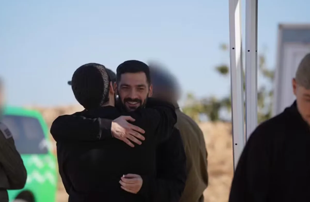 Imagem de Hamas liberta reféns que estavam em cativeiro há dois anos na Faixa de Gaza