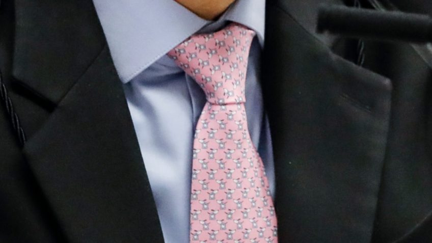 Imagem de Em julgamento de Bolsonaro, Moraes usa gravata de grife italiana com cachorrinhos