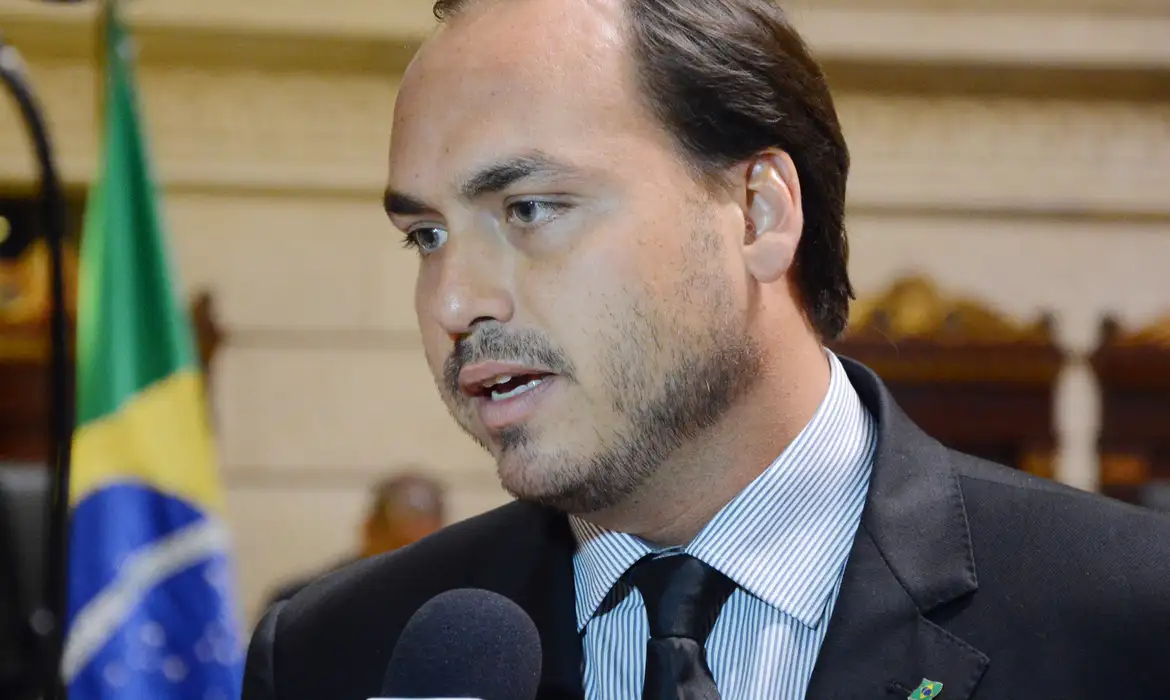 Imagem de Moraes impede Carlos Bolsonaro de passar aniversário com o pai