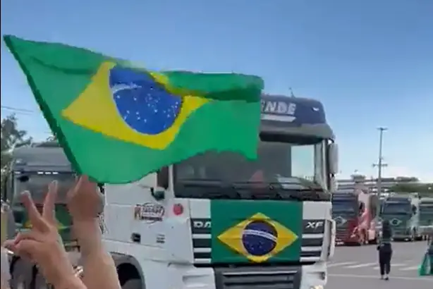 Imagem de Lula veta anistia a caminhoneiros e mantém punições por bloqueios de rodovias