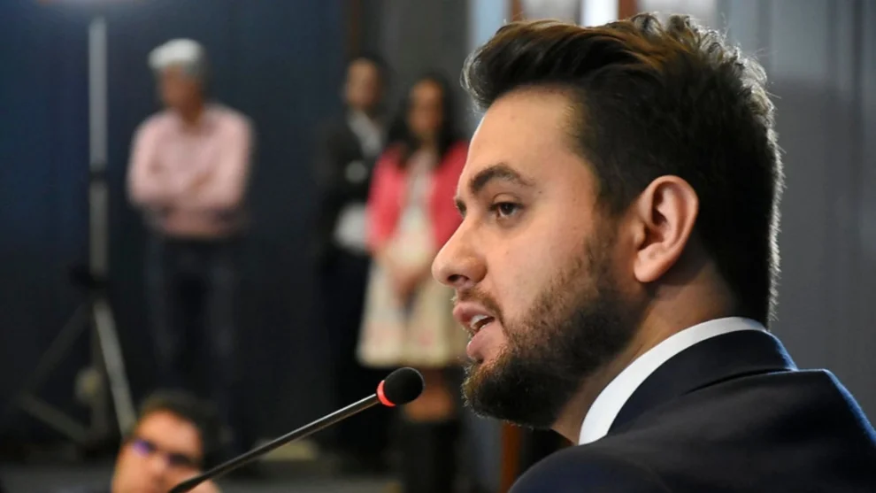 Imagem de Juiz auxiliar de Moraes interrompe defesa e causa polêmica em audiência de Filipe Martins; corregedora relata maus-tratos