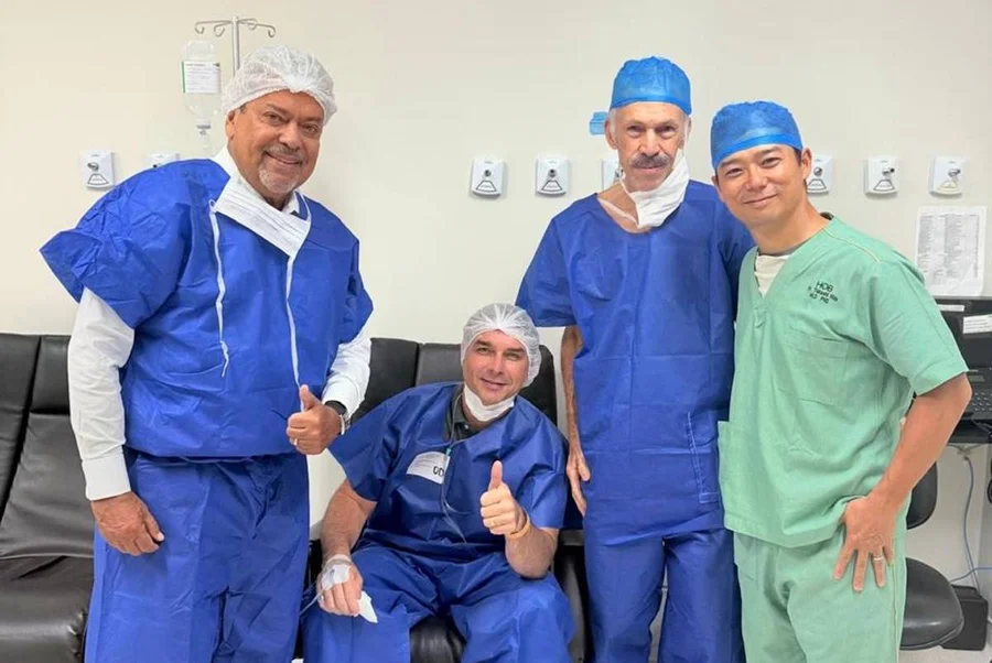 Imagem de Flávio Bolsonaro passa por cirurgias nos olhos em hospital de Brasília