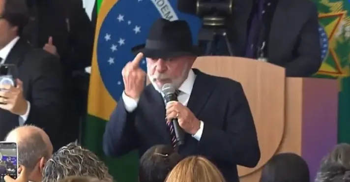 Imagem de Lula faz gesto com dedo do meio durante evento no Planalto