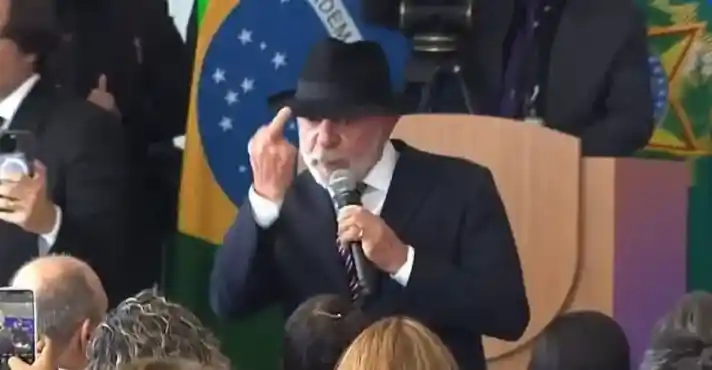 Imagem de Lula faz gesto com dedo do meio durante evento no Planalto