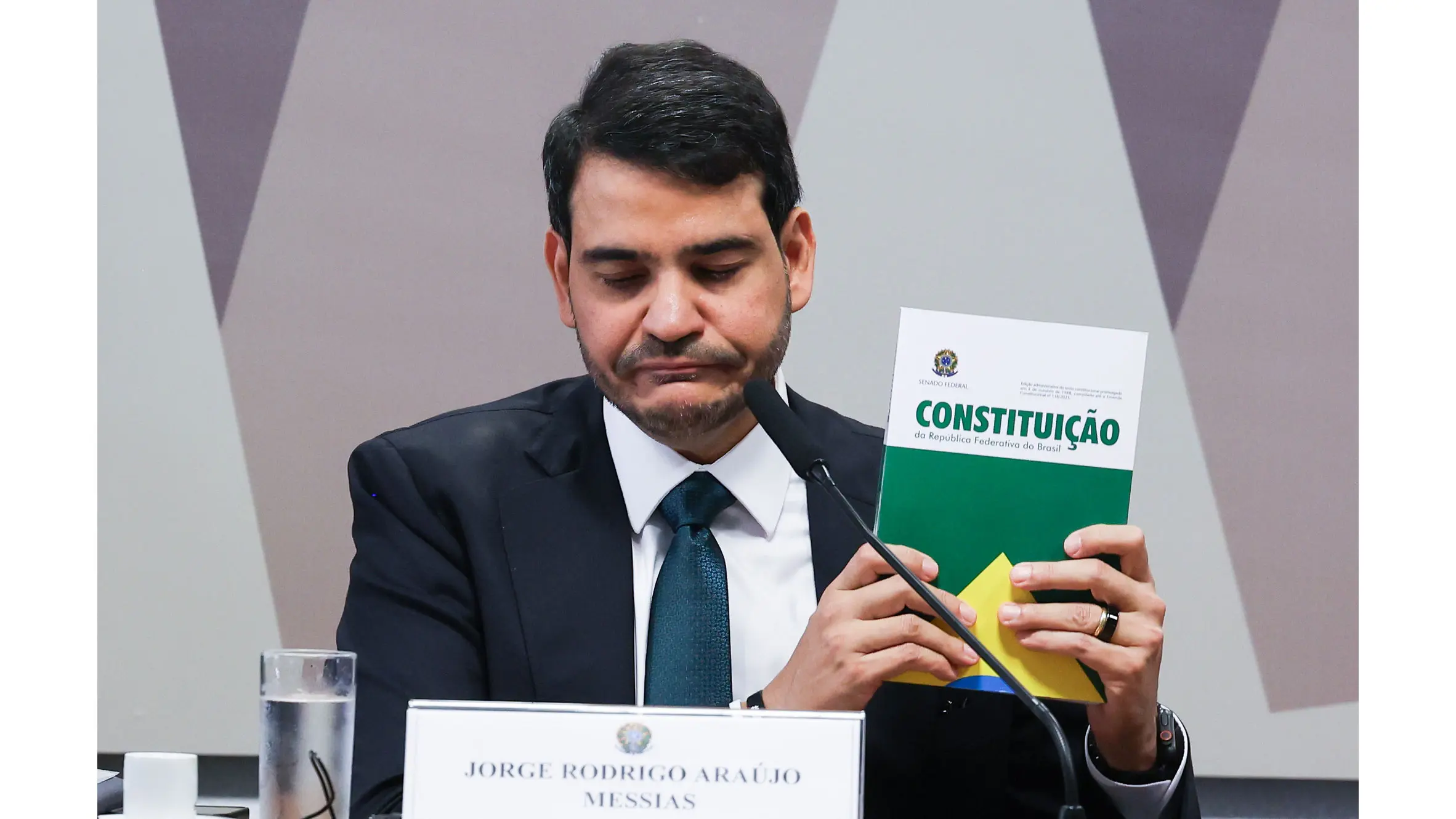 Imagem de Messias reage com tristeza após rejeição no Senado e é consolado por aliados