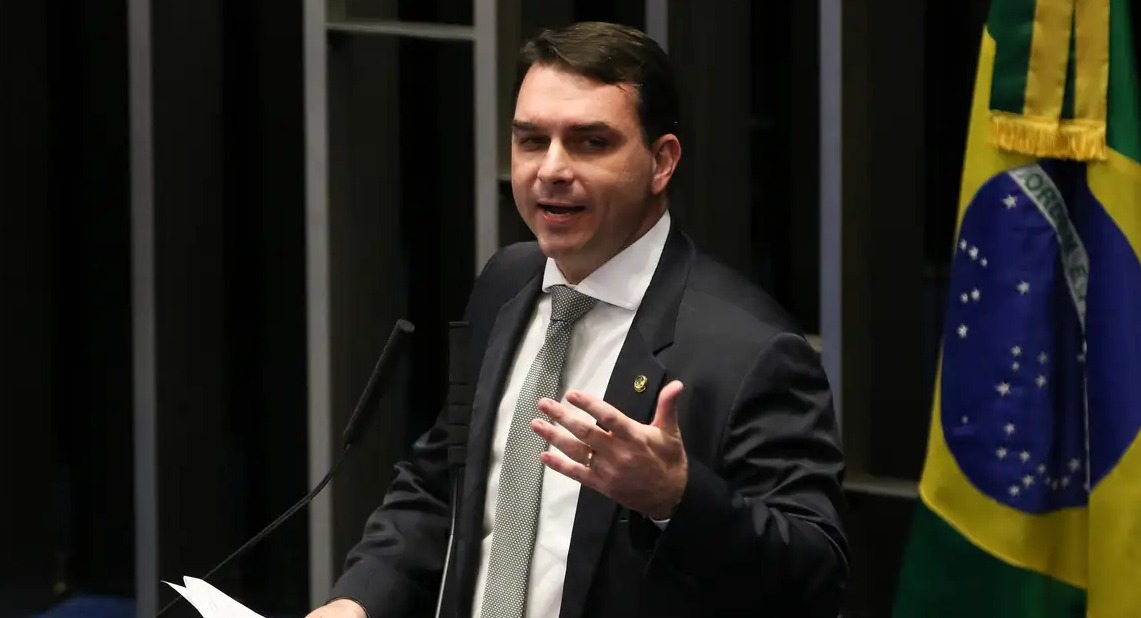 Imagem de Flávio Bolsonaro prevê penas duras de Moraes, mas aposta em divergências no STF