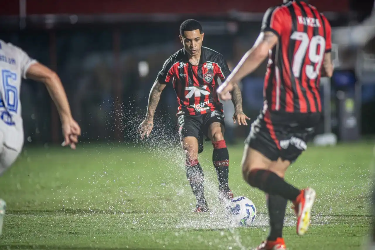 Imagem de Futebol ou Polo Aquático? Vitória e Cruzeiro empatam em noite de muita chuva no Barradão