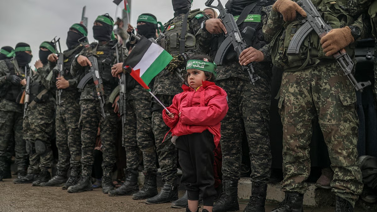 Terroristas das brigadas Ezz al-Din Al-Qassam, o braço armado do Hamas