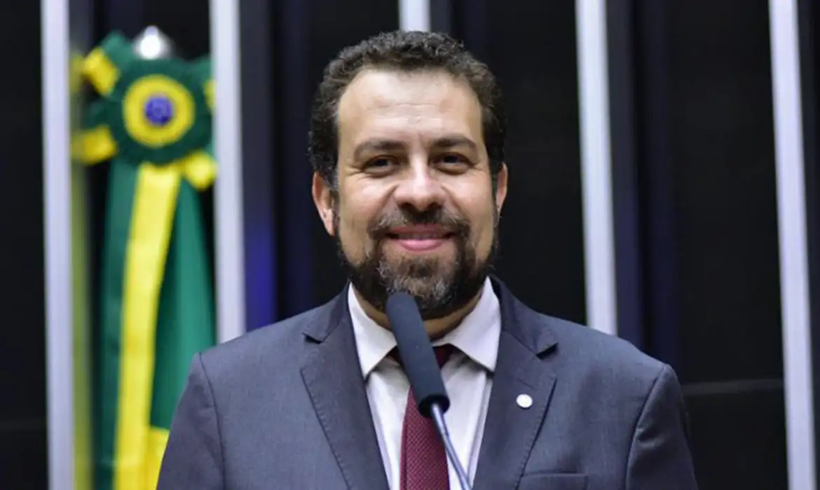 Imagem de Em posse como ministro, Boulos pede minuto de silêncio por mortos em operação no Rio