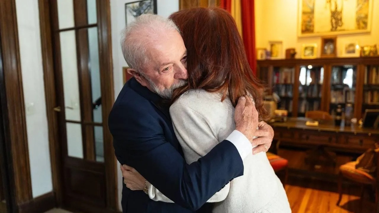 Lula abraçando Cristina Kirchner, ex-presidente da Argentina que está cumprindo prisão domiciliar
