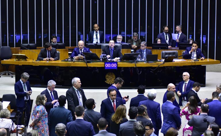 Deputados na sessão do Plenário