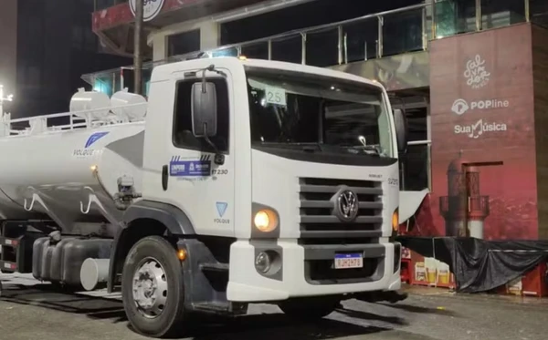 Imagem de Estudante morre atropelada por caminhão de limpeza no Carnaval de Salvador