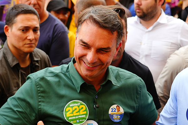 Imagem de Em carta, Flávio Bolsonaro diz que liderará oposição no Brasil dos EUA
