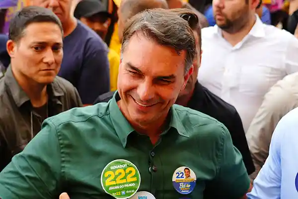 Imagem de Em carta, Flávio Bolsonaro diz que liderará oposição no Brasil dos EUA
