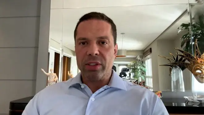 Imagem de Zambelli optou por renúncia para evitar cassação e “sair em grande estilo”, diz advogado