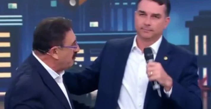 Imagem de Flávio Bolsonaro vai ao Programa do Ratinho e cobra coerência do SBT em meio a crise com a direita