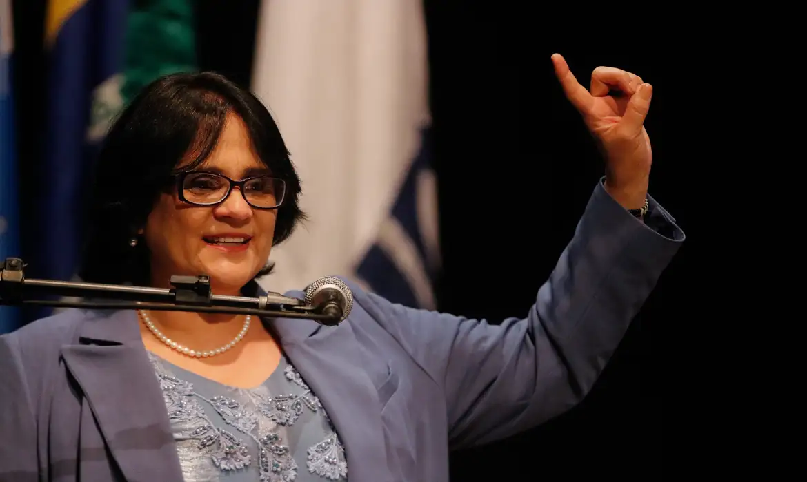 Imagem de Damares aciona MPE contra escola de samba por suposta propaganda eleitoral pró-Lula