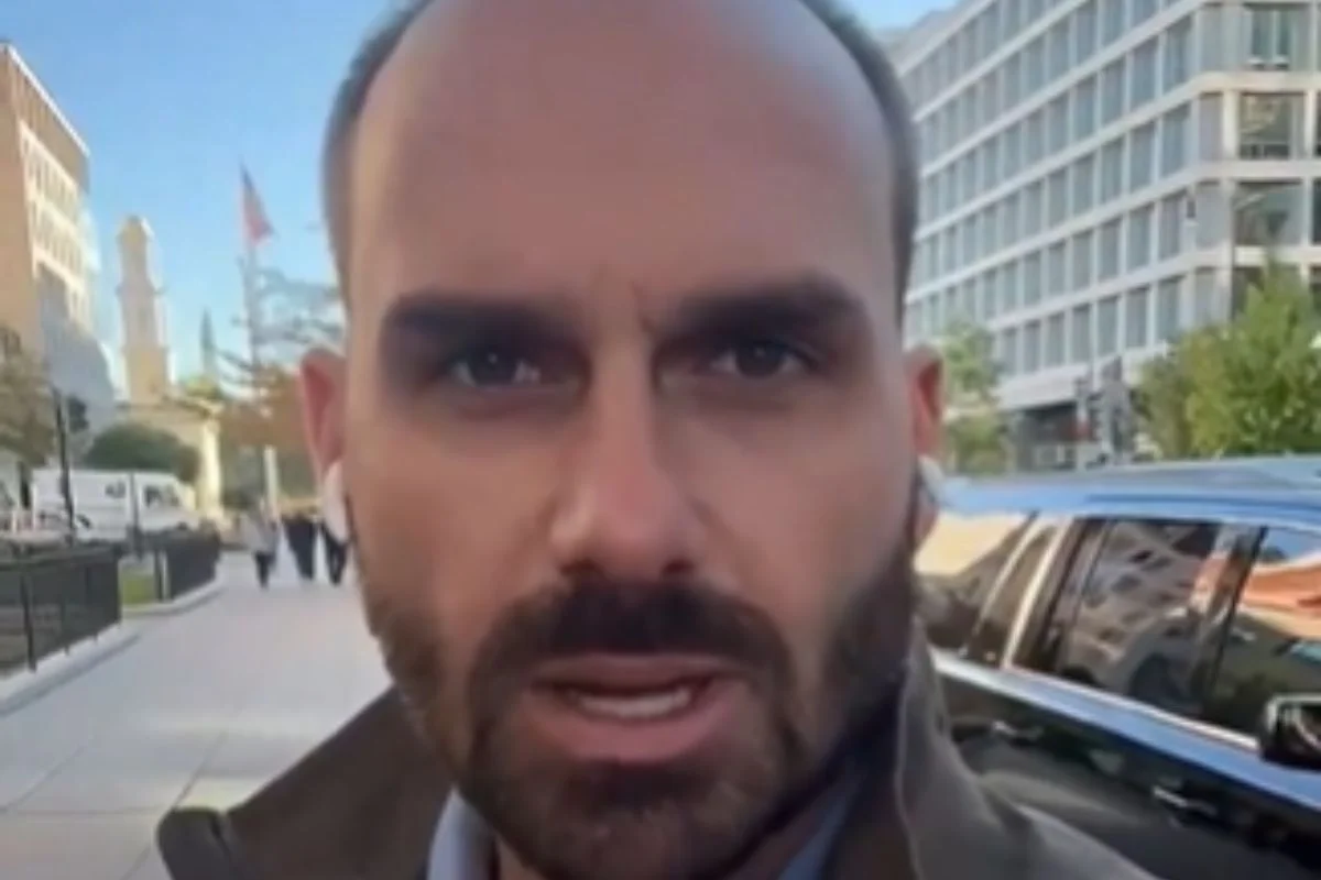 Imagem de Eduardo Bolsonaro rebate governador de Mato Grosso e o chama de “político bosta”: “Sou exilado por causa de frouxos como você”