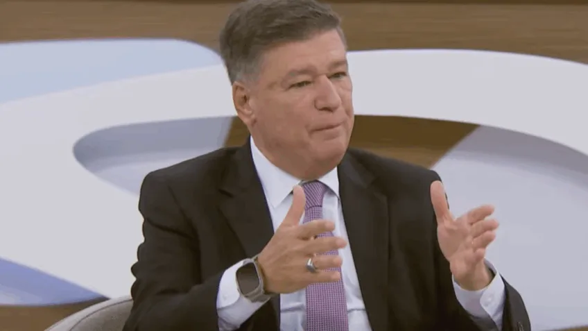 Imagem de Presidente da CPMI do INSS revela conteúdo sensível em celular de Daniel Vorcaro