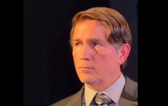 Imagem de Teaser de filme sobre Bolsonaro mobiliza a internet e mostra Jim Caviezel caracterizado como o ex-presidente