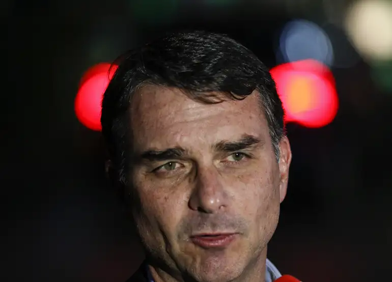 Imagem de Flávio Bolsonaro rebate ação da AGU e diz ter imunidade para chamar PT de “facção perigosa”