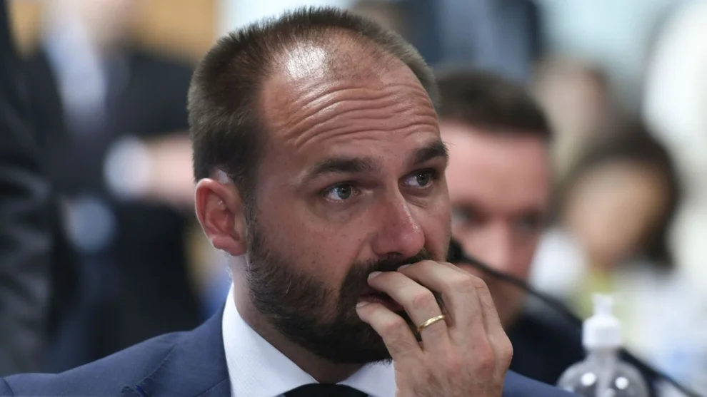 Imagem de Eduardo Bolsonaro critica Moraes após operação da PF e chama ministro de "tiranete"