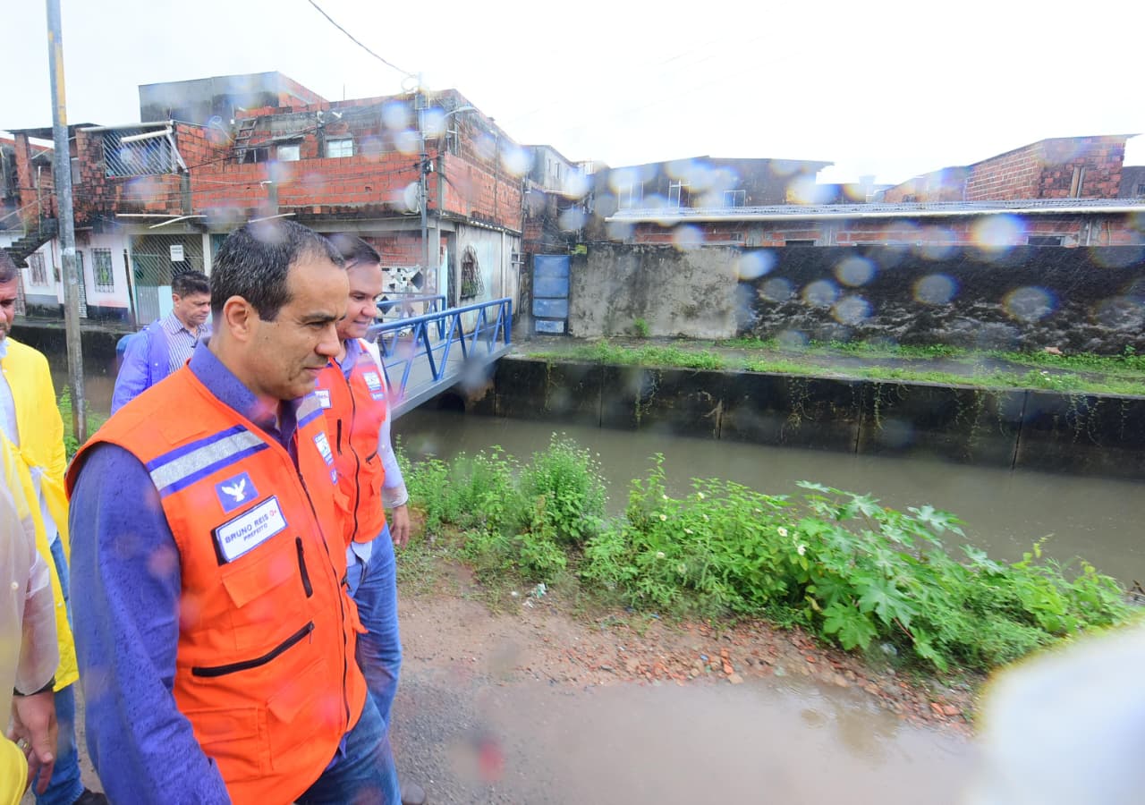 Imagem de Bruno Reis vistoria áreas de risco no Subúrbio, autoriza obra na orla de Tubarão e anuncia mais 45 contenções de encosta