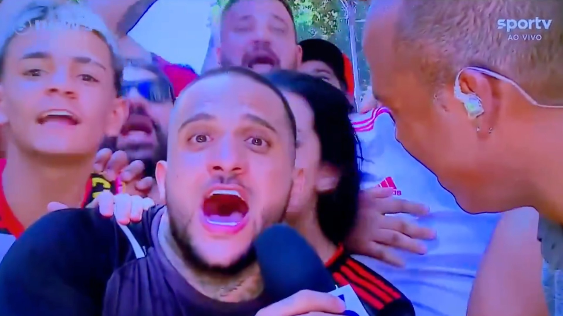 Imagem de Torcedor do Flamengo surpreende transmissão da Globo ao pedir “solta o Bolsonaro” durante festa do título da Libertadores